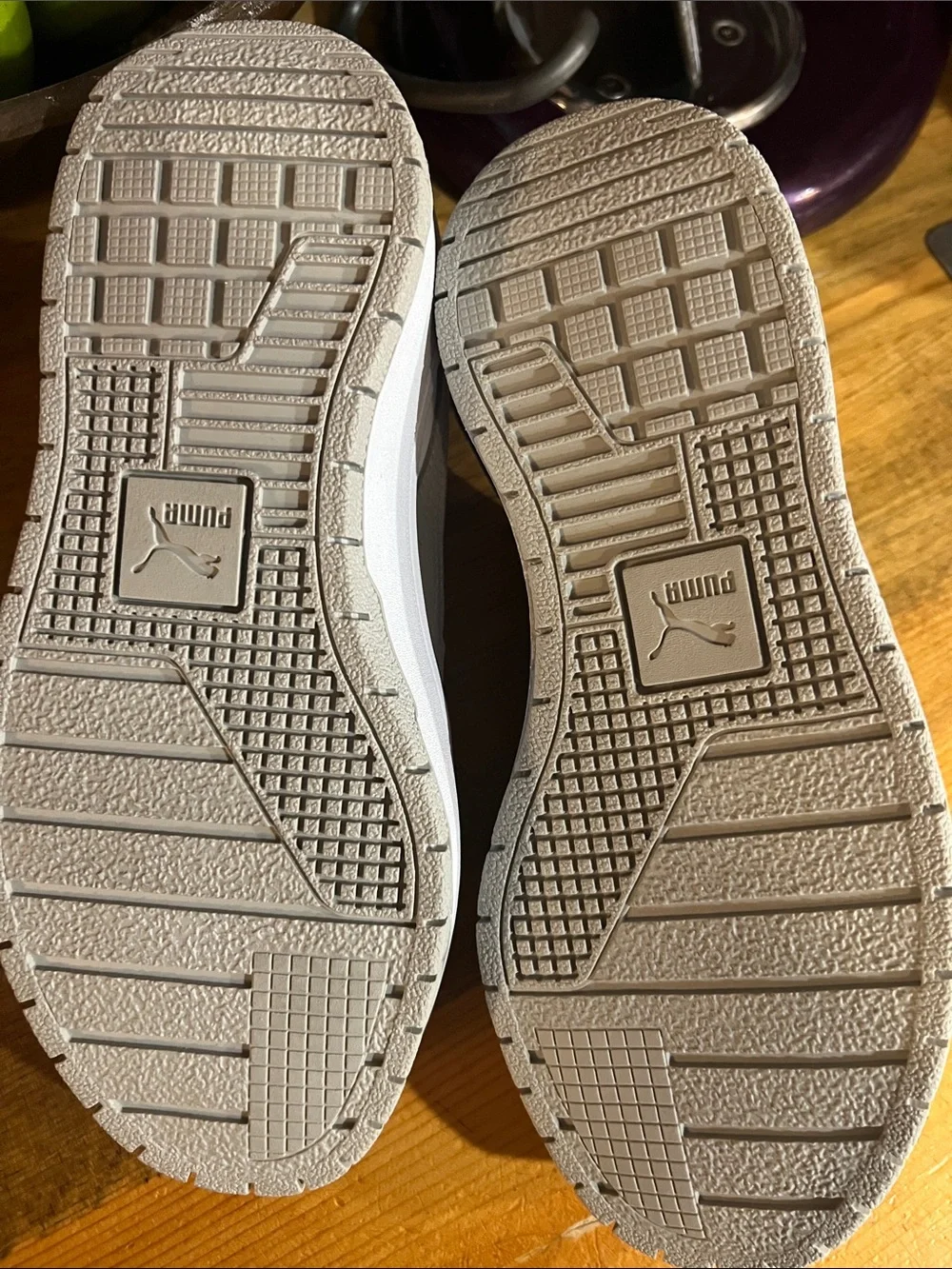 Puma Women’s White and Navy Low-Top Sneakers sz 6